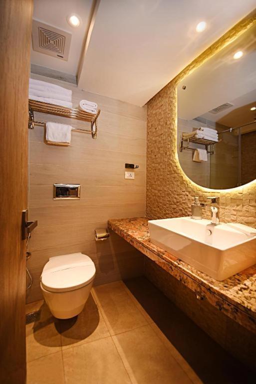 ניו דלהי Hotel Tulip Near Delhi Airport מראה חיצוני תמונה